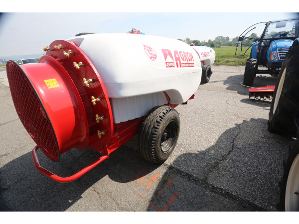 Колесна Вентилаторна Пръскачка 1500 литра